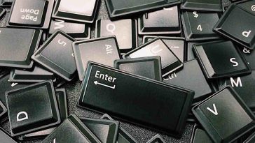 Tasti staccati e ammucchiati di una tastiera