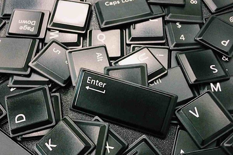 Tasti staccati e ammucchiati di una tastiera