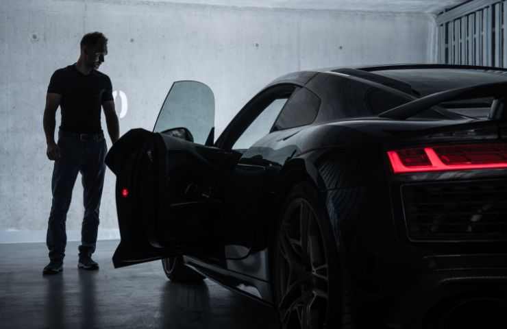 Persona vicino ad una macchina