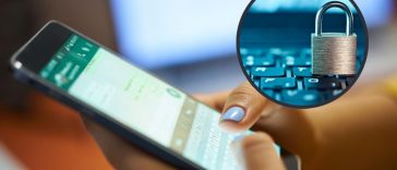 Un telefono collegato a WhatsApp con delle dita che digitano un messaggio e, in evidenza, un lucchetto su una tastiera