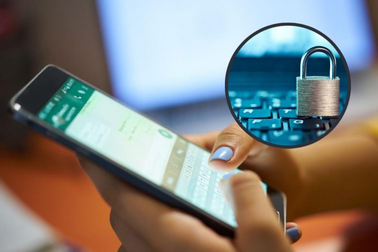 Un telefono collegato a WhatsApp con delle dita che digitano un messaggio e, in evidenza, un lucchetto su una tastiera