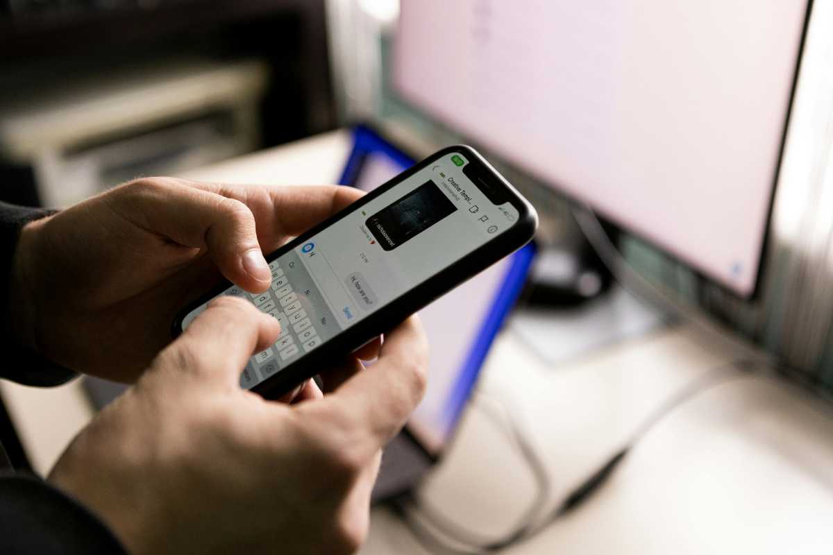 Un uomo che digita un messaggio su WhatsApp