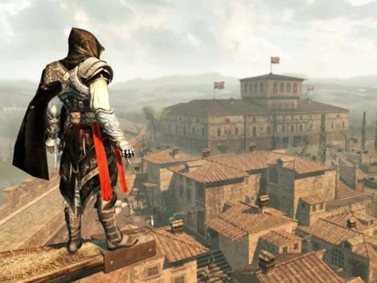 assassino con cappuccio sopra tetto con tegole