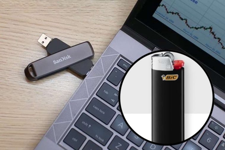 Un portatile con una pennetta collegata e, in evidenza, un accendino bic nero