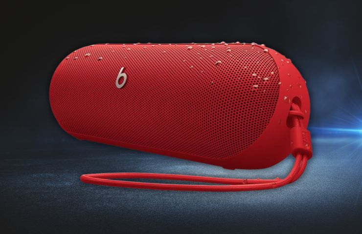 altoparlante beats pill su sfondo grigio