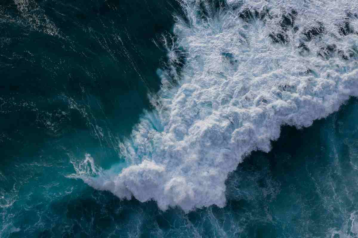 Un'onda gigante nell'oceano