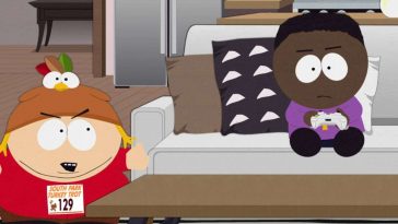 personaggi di south park, uno che urla in tenuta da corsa, un altro su divano che gioca con pad in mano