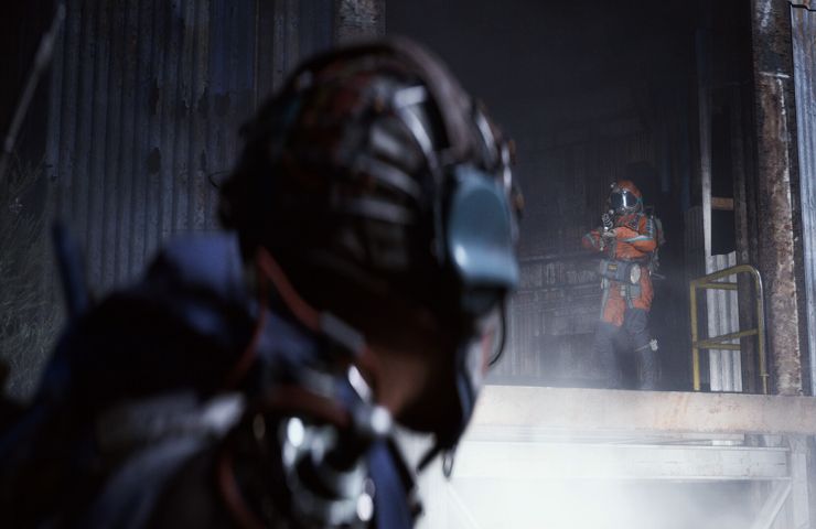 screenshot di ARC Raiders con due raider che si affrontano in un capannone