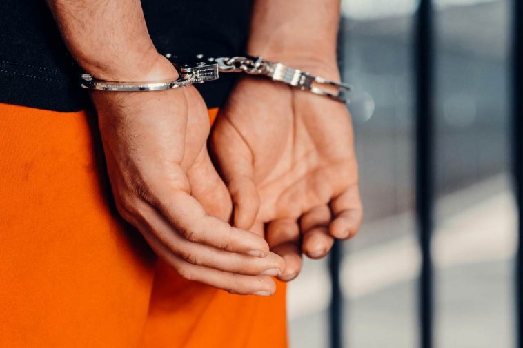 Mani bloccate da manette
