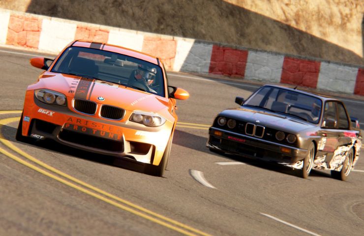 screenshot di assetto corsa con due auto che gareggiano in una curva