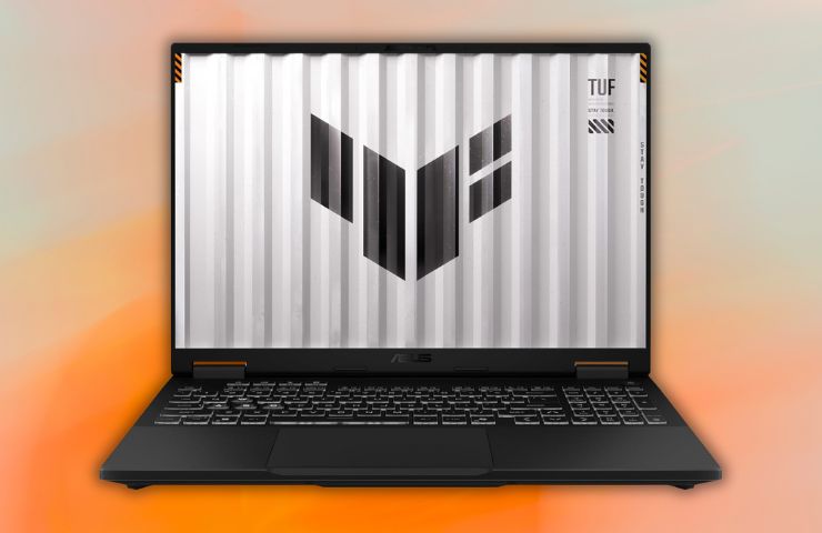 ASUS TUF Gaming A16 su sfondo arancione