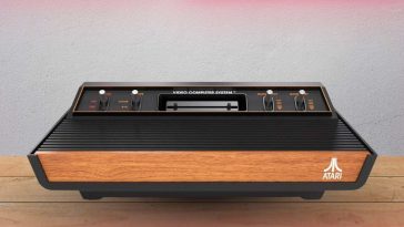 atari 2600+ su un piano di legno con contorno neon rosso