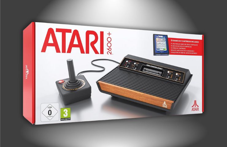 confezione atari 2600+ su sfondo grigio