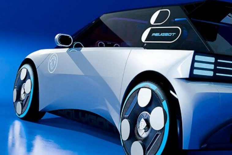 La fiancata di un prototipo di un'auto del futuro prossimo, modello Peugeot