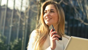 Una ragazza con telefono che sorride
