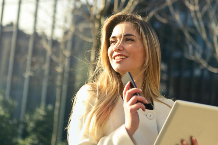 Una ragazza con telefono che sorride