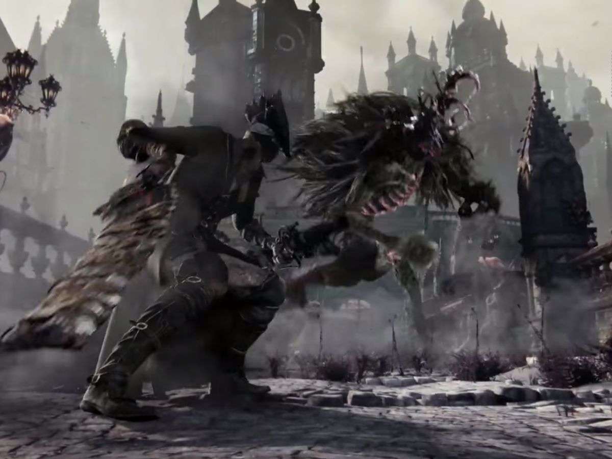 cacciatore di bloodborne con capello nero e vestito nero che carica attacco contro nemico ferale
