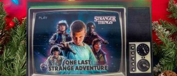 Calendari dell'avvento di Stranger Things a forma di TV su sfondo natalizio