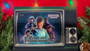 Calendari dell'avvento di Stranger Things a forma di TV su sfondo natalizio