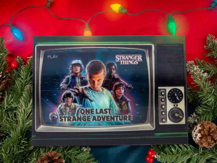 Calendari dell'avvento di Stranger Things a forma di TV su sfondo natalizio