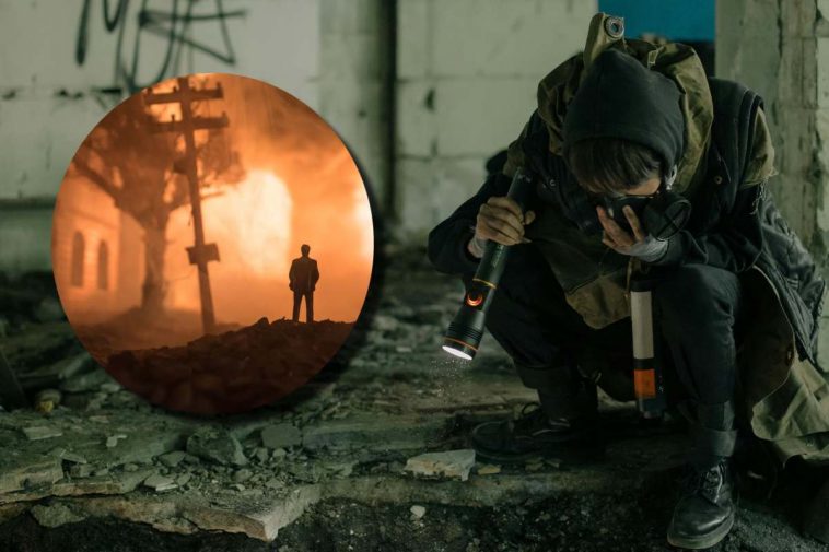 Un ragazzino con torcia in un ambiente post-apocalittico e in evidenza immagini di incendi