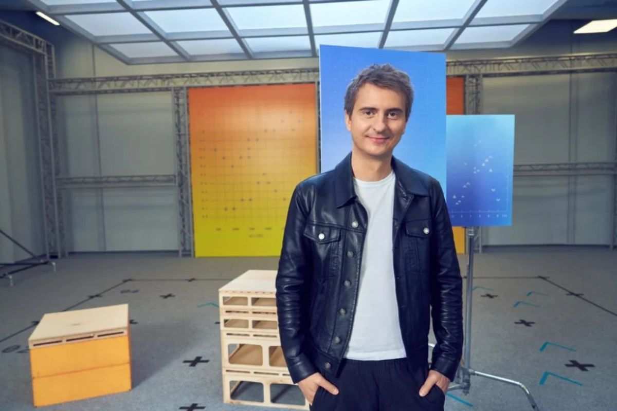 ceo CD Projekt Red, Michał Nowakowski con giacca di pelle e maglia bianca in set fotografico