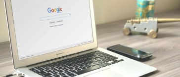 Un laptop collegato alla home di Google