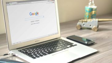 Un laptop collegato alla home di Google