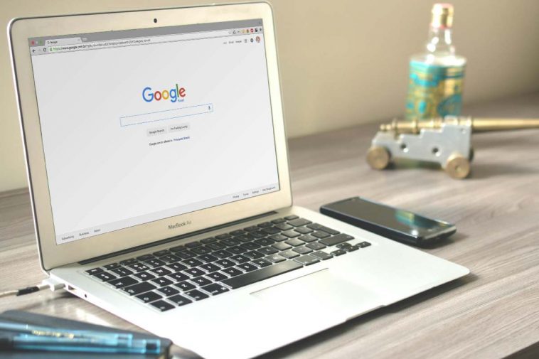 Un laptop collegato alla home di Google