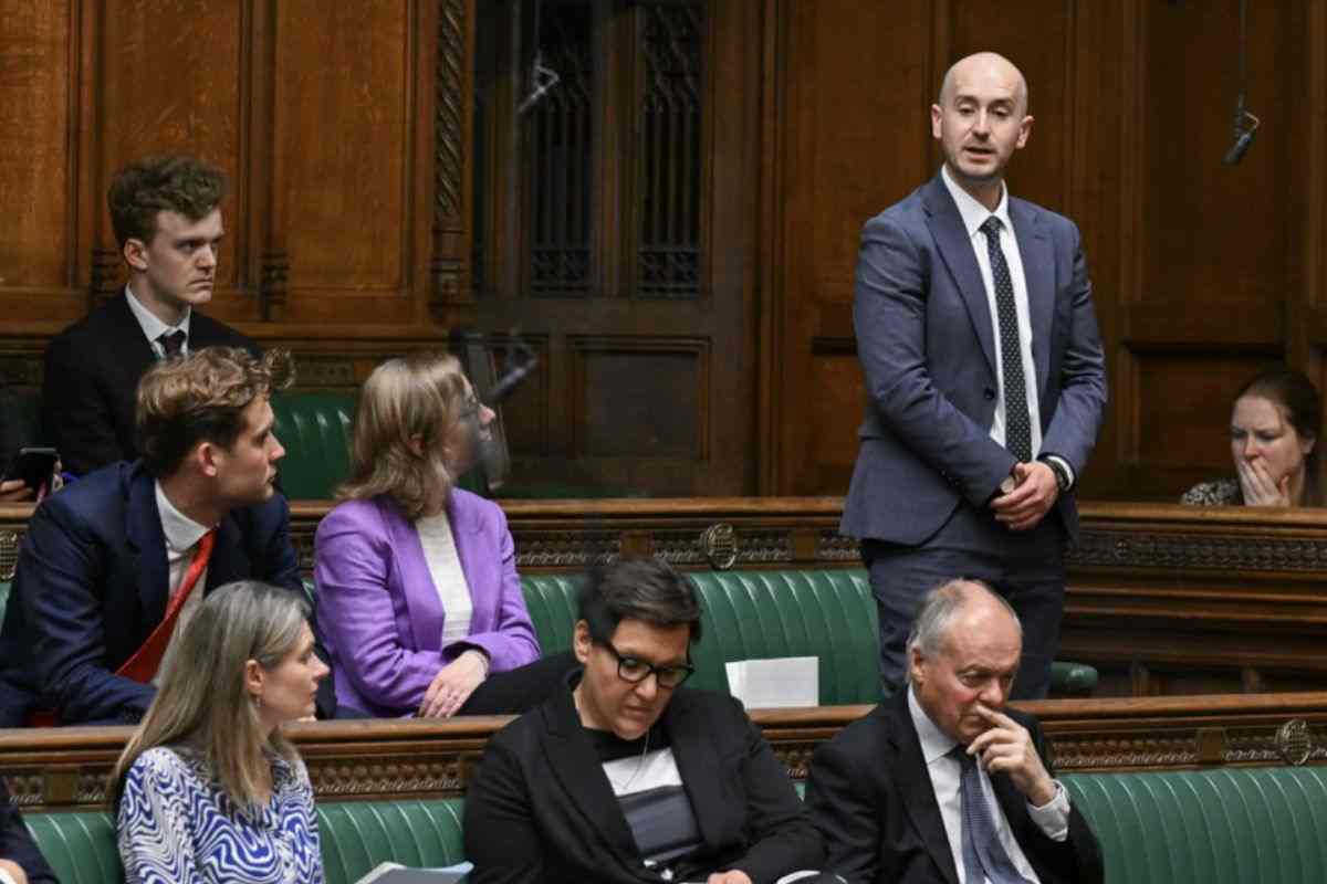 ben goldsborough umo pelato in giacca e cravatta in piedi che parla