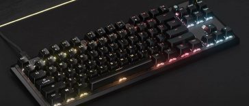 tastiera gaming k70 corsair appoggiata su una postazione nera