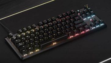 tastiera gaming k70 corsair appoggiata su una postazione nera