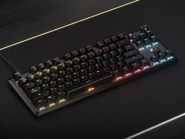 tastiera gaming k70 corsair appoggiata su una postazione nera