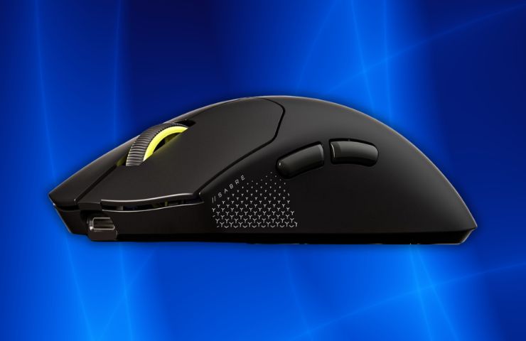 Corsair SABRE v2 PRO mouse su sfondo blu