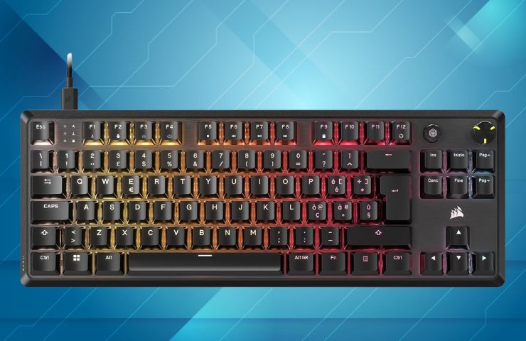 tastiera corsair k70 su sfondo azzurro