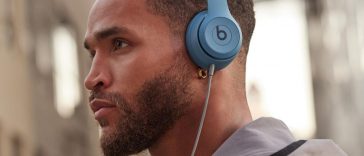 persona di profilo che indossa cuffie beats pro 4