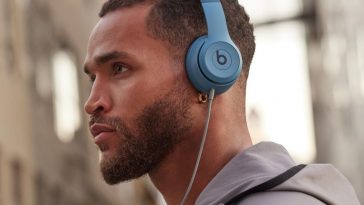 persona di profilo che indossa cuffie beats pro 4