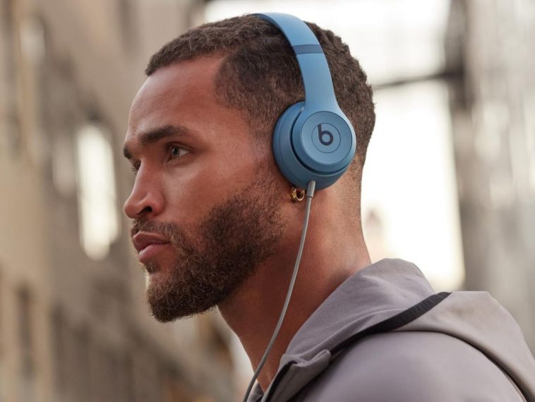 persona di profilo che indossa cuffie beats pro 4