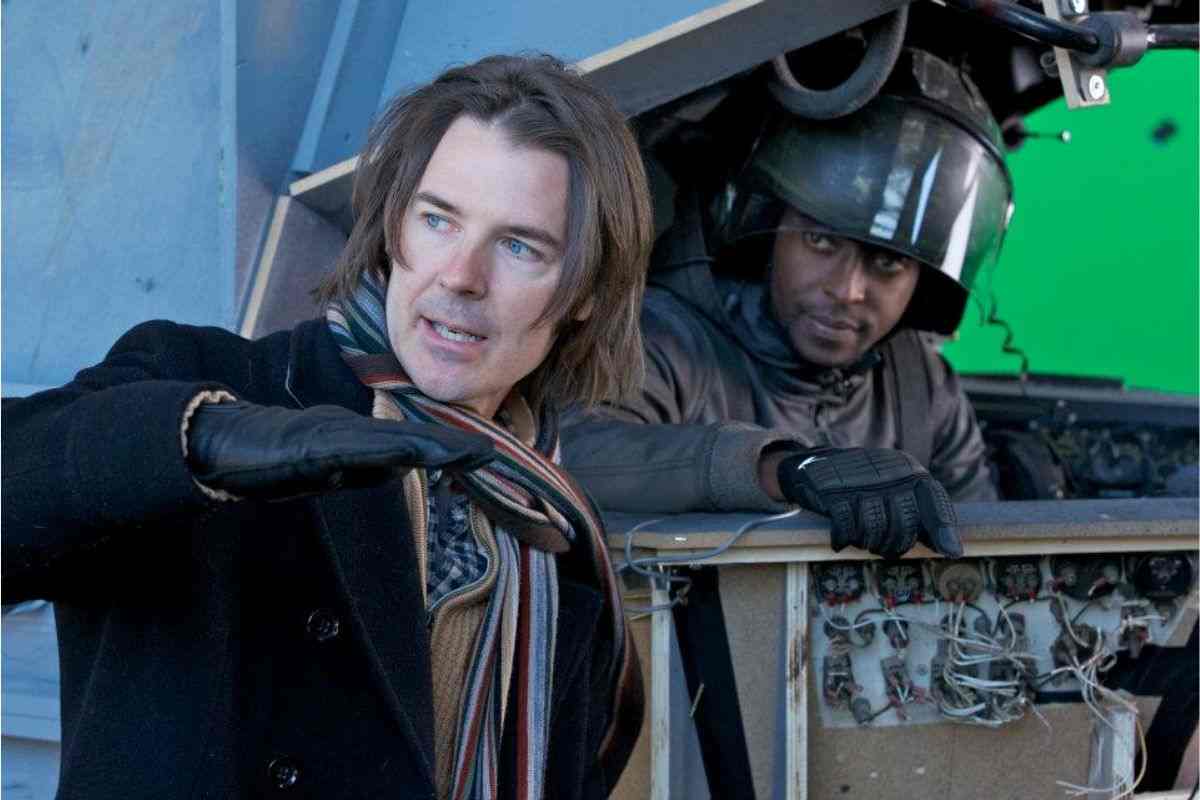 Jerry O'Flaherty con capell lunghi e braccio alzato, alle spalle soldato su aereo