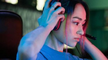 Una streamer con le cuffie