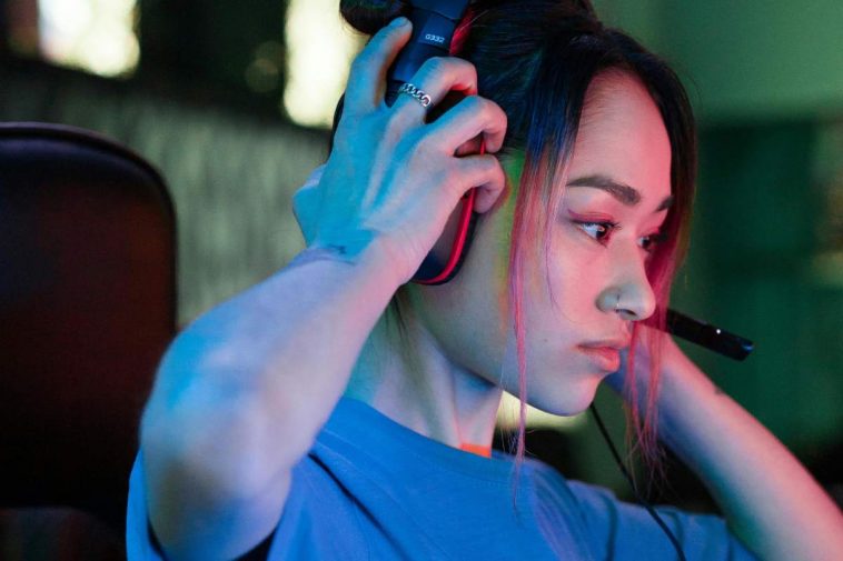 Una streamer con le cuffie