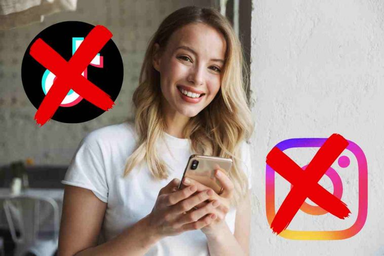 donna con telefono e app barrate