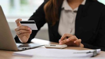 donna che usa la carta di identità e il pc