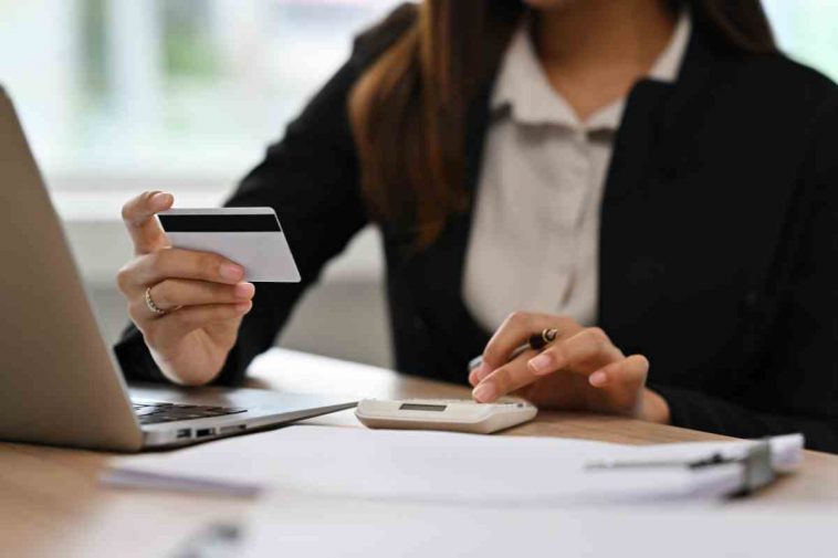 donna che usa la carta di identità e il pc