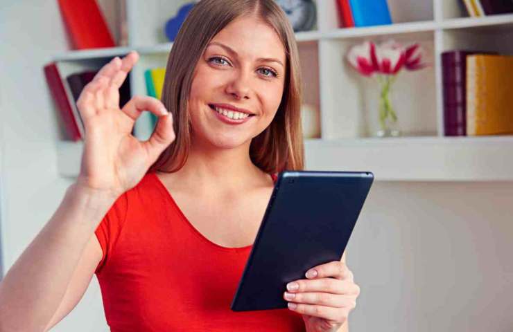 donna con tablet che fa gesto ok
