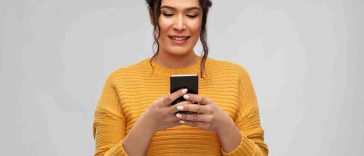 donna con telefono in mano