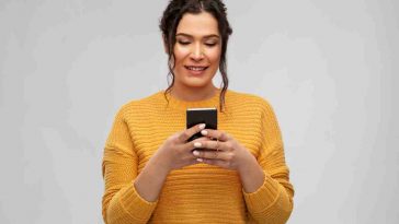 donna con telefono in mano