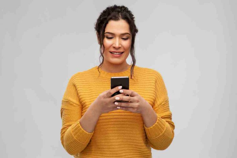 donna con telefono in mano