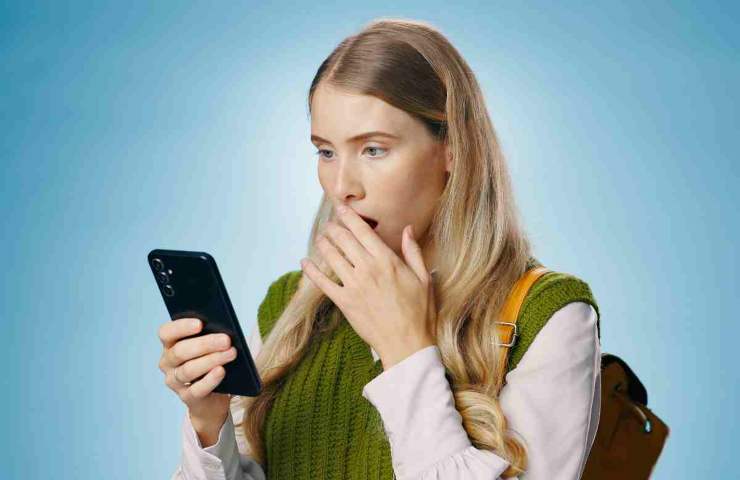 donna sconvolta telefono