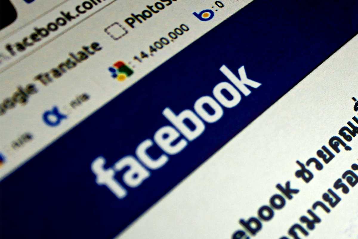 Il logo di Facebook sulla home del social